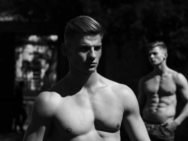 İki genç erkek ikiz