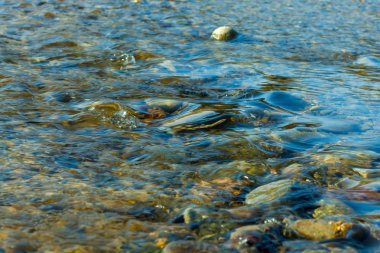  Deniz suyu güneşte yansıtır 