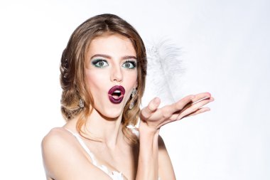 Tavus kuşu tüyü olan kadın