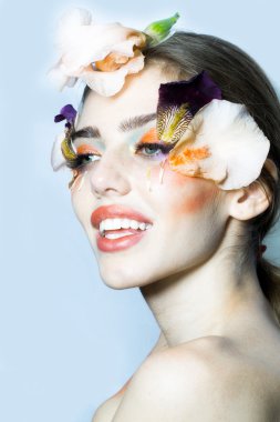 Kız çiçek makyaj ile
