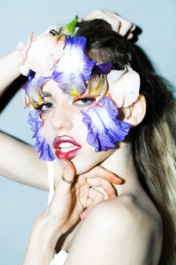 Kız çiçek makyaj ile