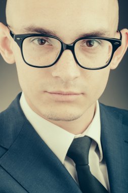 Gözlüklü genç şık adam