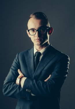 Yakışıklı adam gözlük ve ceket