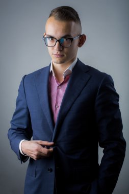 Genç şık erkek takım elbise ve gözlük