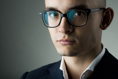 Gözlüklü genç adam