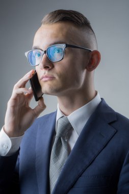 Cep telefonu ile gözlüklü adam