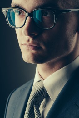 Yakışıklı genç adam işadamı