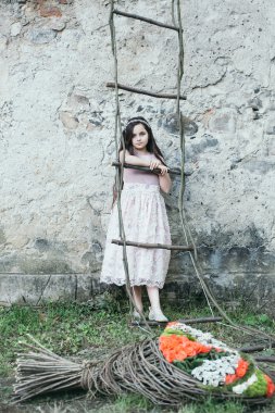 İp merdiven üzerinde elbiseli küçük kız