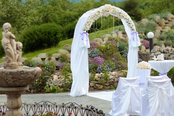 Hochzeit weißer Torbogen — Stockfoto