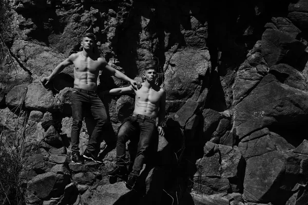 Δύο νεαρός άνδρας πάνω σε βράχους — Φωτογραφία Αρχείου