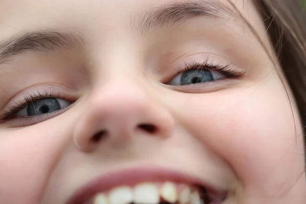 Szczęśliwy uśmiechający się mała dziewczynka zbliżenie — Zdjęcie stockowe