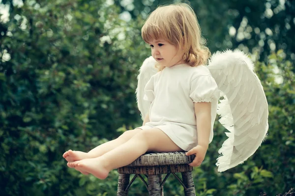 Маленький мальчик, одетый как ангел — стоковое фото