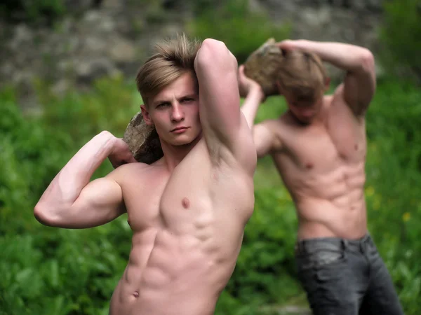 Muskulös tvillingar med sten — Stockfoto