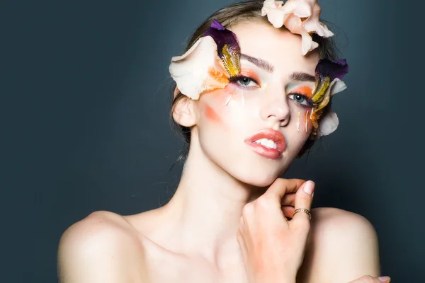 Chica con maquillaje floral — Foto de Stock