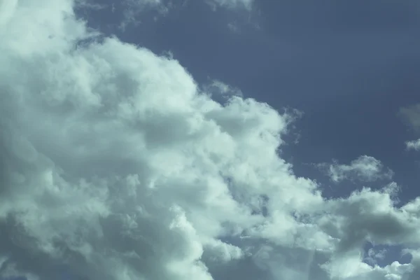 Nuvole bianche nel cielo blu — Foto Stock