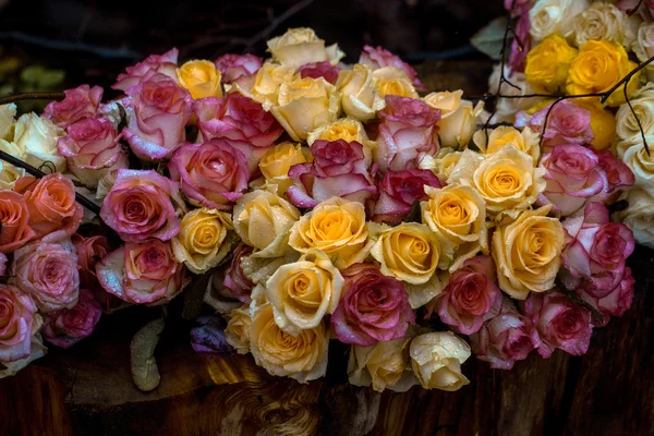 Florale decoratie van rozen en twijgen — Stockfoto