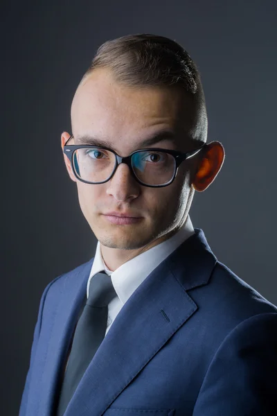 Chico guapo en gafas y chaqueta —  Fotos de Stock