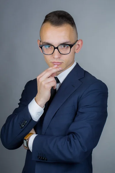 Pensativo chico joven en gafas — Foto de Stock