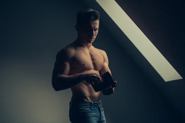 Homme musclé sexy avec portefeuille — Photo