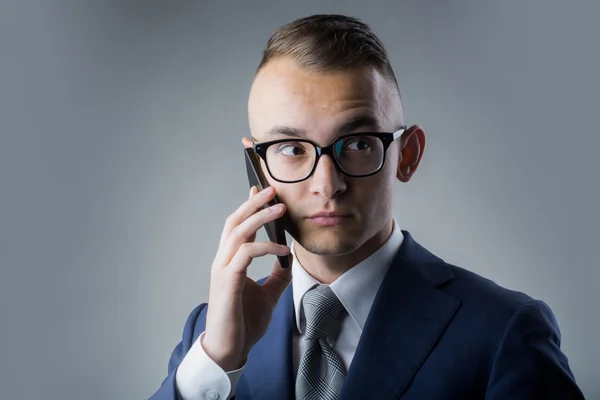 Tipo en gafas con teléfono móvil —  Fotos de Stock