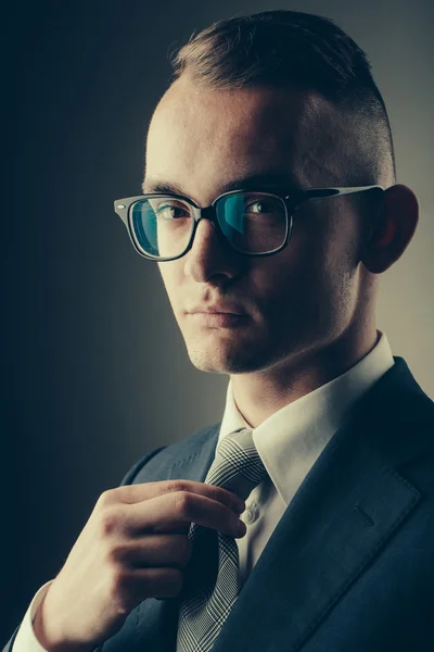 Μοντέρνα νεαρός άντρας σε γυαλιά — Φωτογραφία Αρχείου