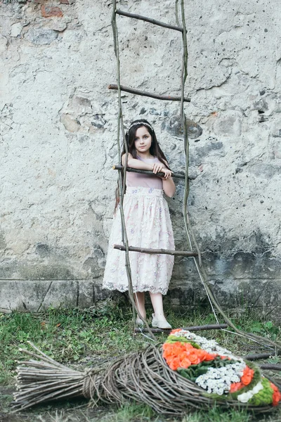 İp merdiven üzerinde elbiseli küçük kız