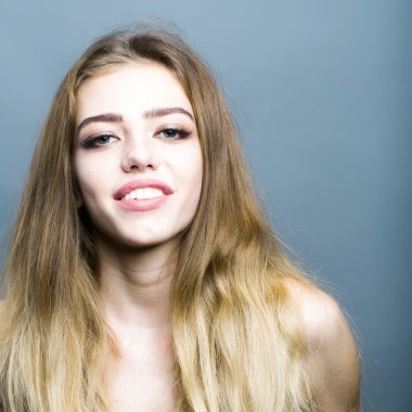 gülümseyen genç sarışın kız