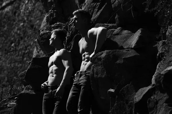 İki adamın güçlü gövde