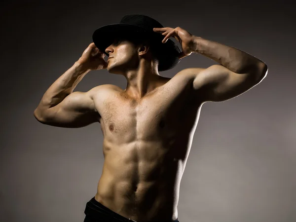 모자에 섹시 한 근육 질의 남자 — 스톡 사진