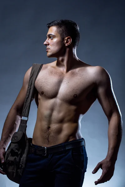 Hombre musculoso sexy con bolsa — Foto de Stock