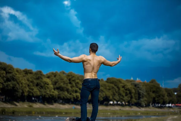 Szexi izmos férfi a kék ég — Stock Fotó