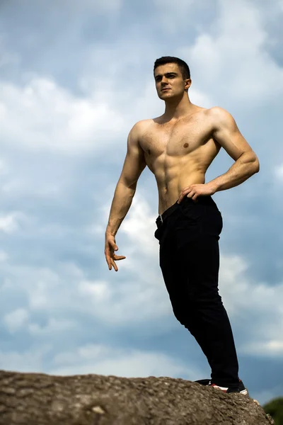 Сексуальный мускулистый мужчина на голубом небе — стоковое фото