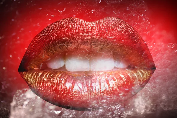 Labbra femminili con bolle di schiuma sovrapposte — Foto Stock