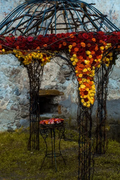 Florale decoratie op tuinhuis — Stockfoto