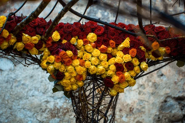 Florale decoratie op tuinhuis — Stockfoto