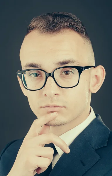 Pensativo chico joven en gafas — Foto de Stock