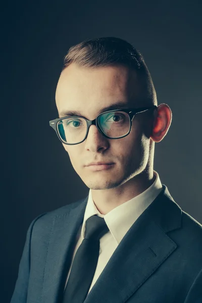 Chico guapo en gafas y chaqueta — Foto de Stock