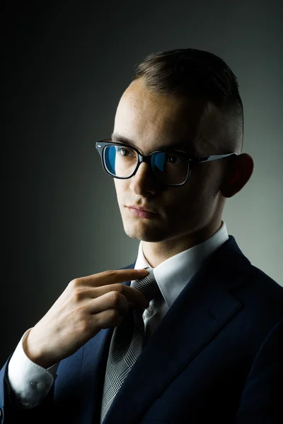 El muchacho a la moda joven en las gafas —  Fotos de Stock