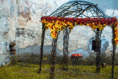Bahçe evi üzerinde çiçek dekorasyon