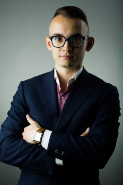 Genç şık erkek takım elbise ve gözlük