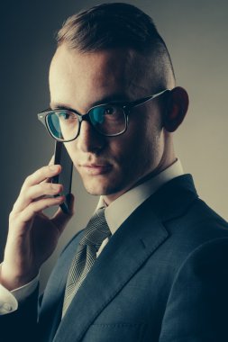 Cep telefonu ile gözlüklü adam