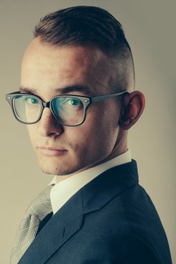 Gözlüklü genç adam