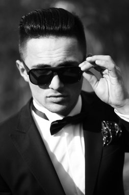 yakışıklı erkek takım elbise ve güneş gözlüğü