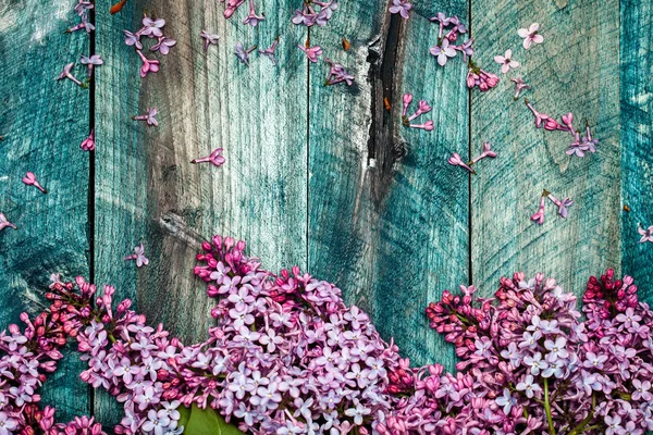 Ahşap tahta üzerinde Eflatun çiçekler — Stok fotoğraf