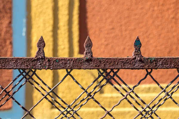 Παλιό σκουριασμένο φράχτη — Φωτογραφία Αρχείου