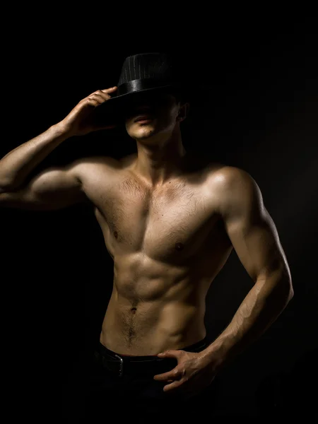 Sexy gespierde man in hat — Stockfoto