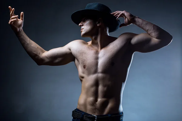 セクシーな筋肉の男性の帽子 — ストック写真