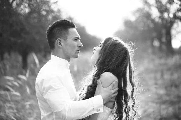 Joven pareja de boda — Foto de Stock