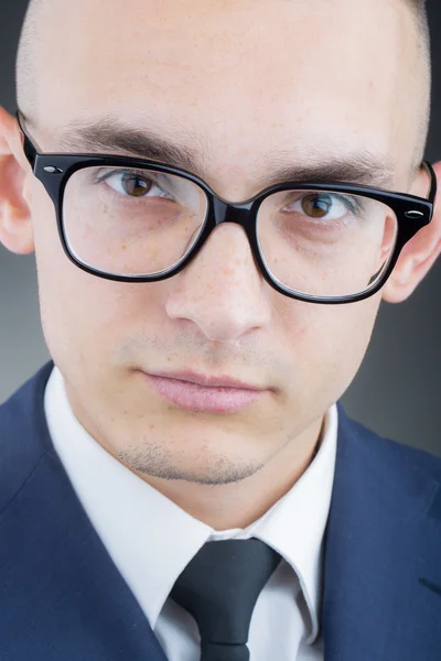 Joven chico con estilo en gafas — Foto de Stock