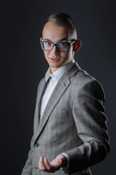 Fiatal stílusos srác beszél szemüveg — Stock Fotó